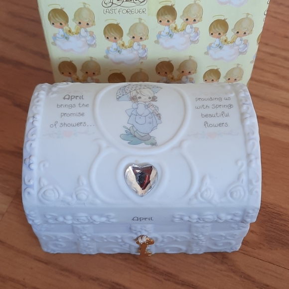 New in box Precious moments April Hopechest
